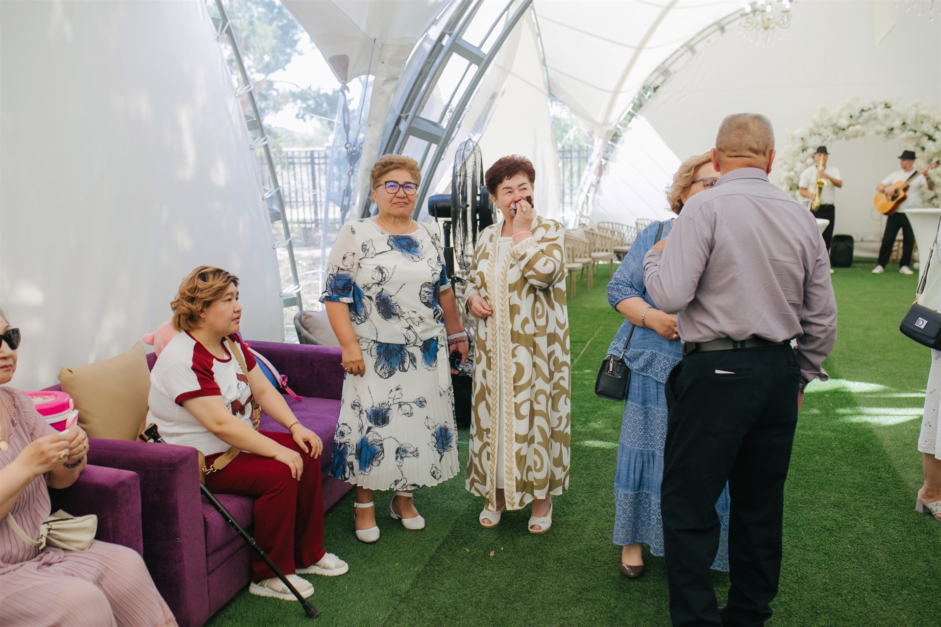 Гости в шатре на территории Residence